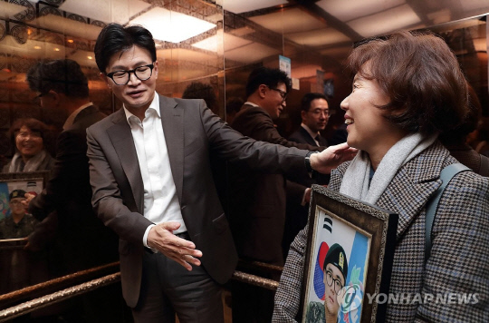 군에서 급성 백혈병에 걸렸다 제때 치료를 받지 못해 숨진 고(故) 홍정기 일병의 어머니 박미숙씨가 15일 오후 정부과천청사에서 한동훈 법무부 장관과 대화를 나누고 있다. 연합뉴스